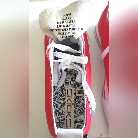 SKiCKS UW University of Wisconsin Badgers Women’s Low Top Sneakers Tennis Shoes - Picture 3 of 6